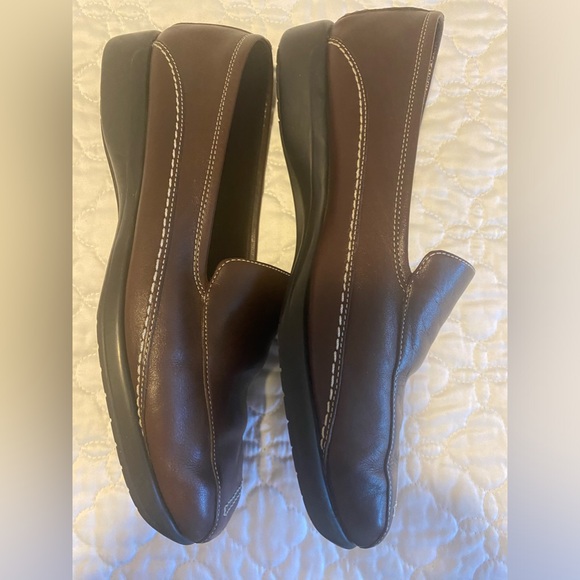 Naturalizer brown loafer in size 9 wide. Gently used but in good condition. - Picture 8 of 9